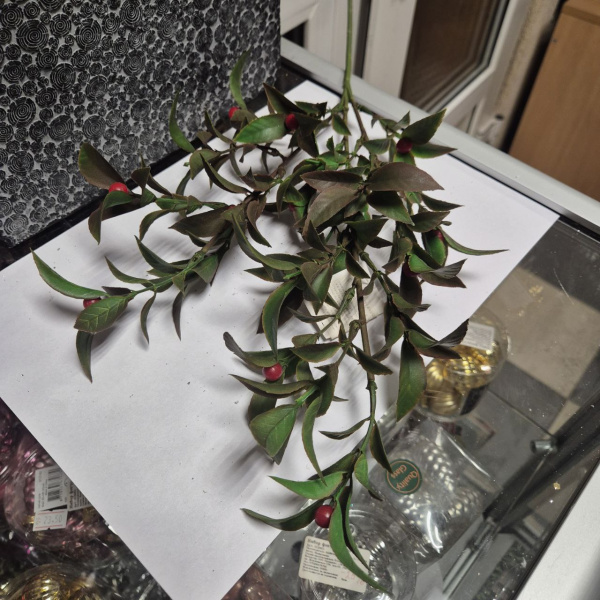 Ветвь искусственная с ягодами "Иглица", пластик, 56 см, цвет зел./коричн./красн., арт. 80-368522