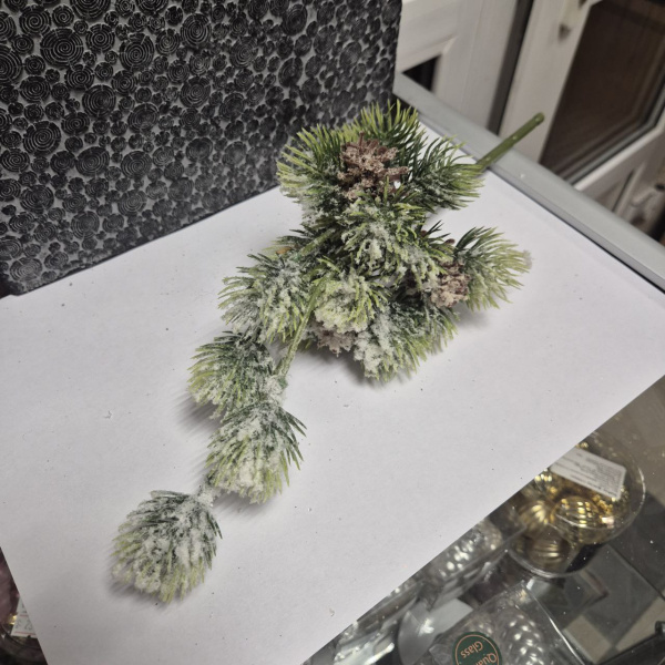 Ветвь новогодняя ИСКУССТВЕННАЯ ХВОЯ С ШИШКАМИ И СНЕГОМ, пластик, 33 см, арт. FSJ696 (только самовывоз)